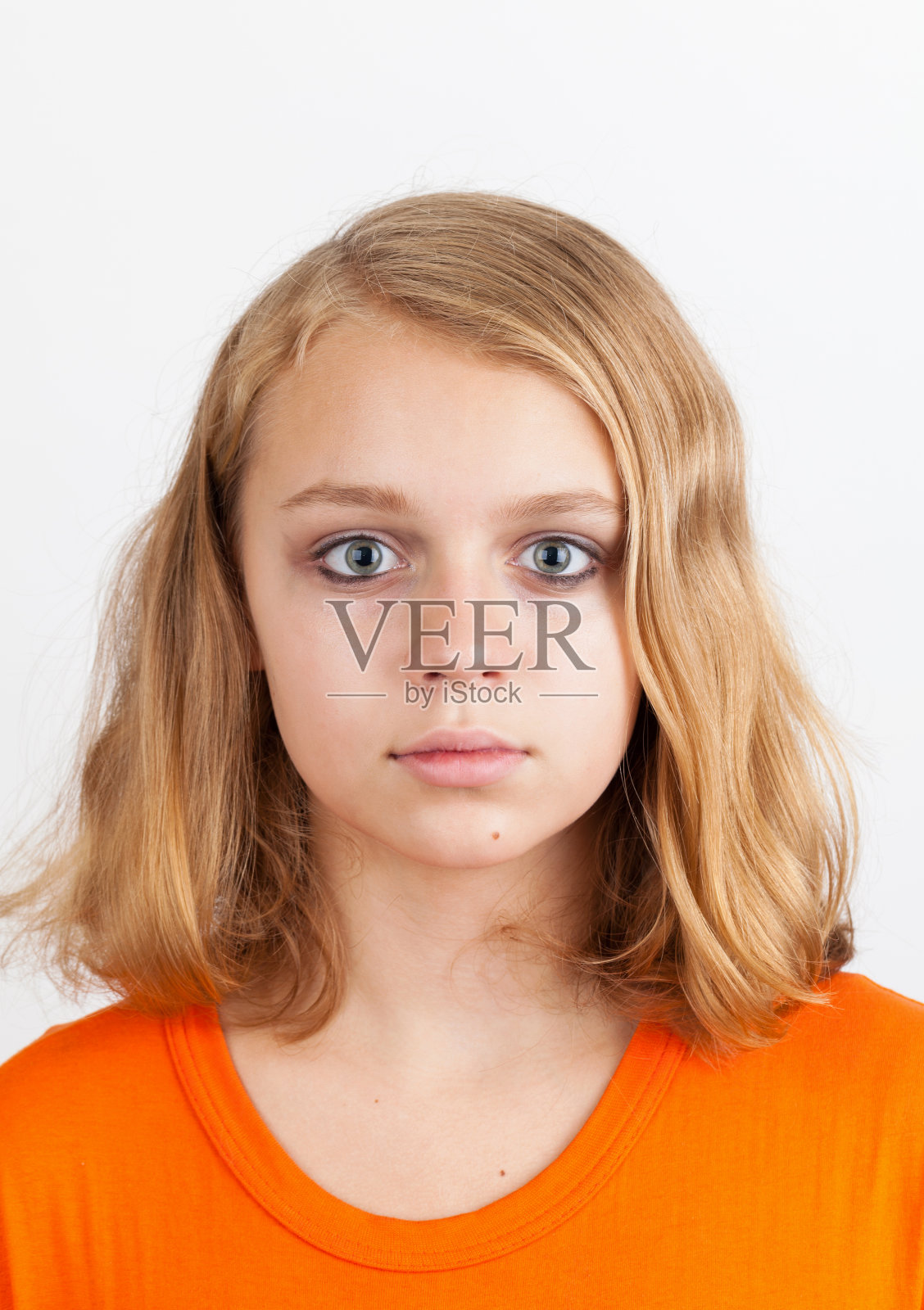 金发白种少女，画室肖像照片摄影图片