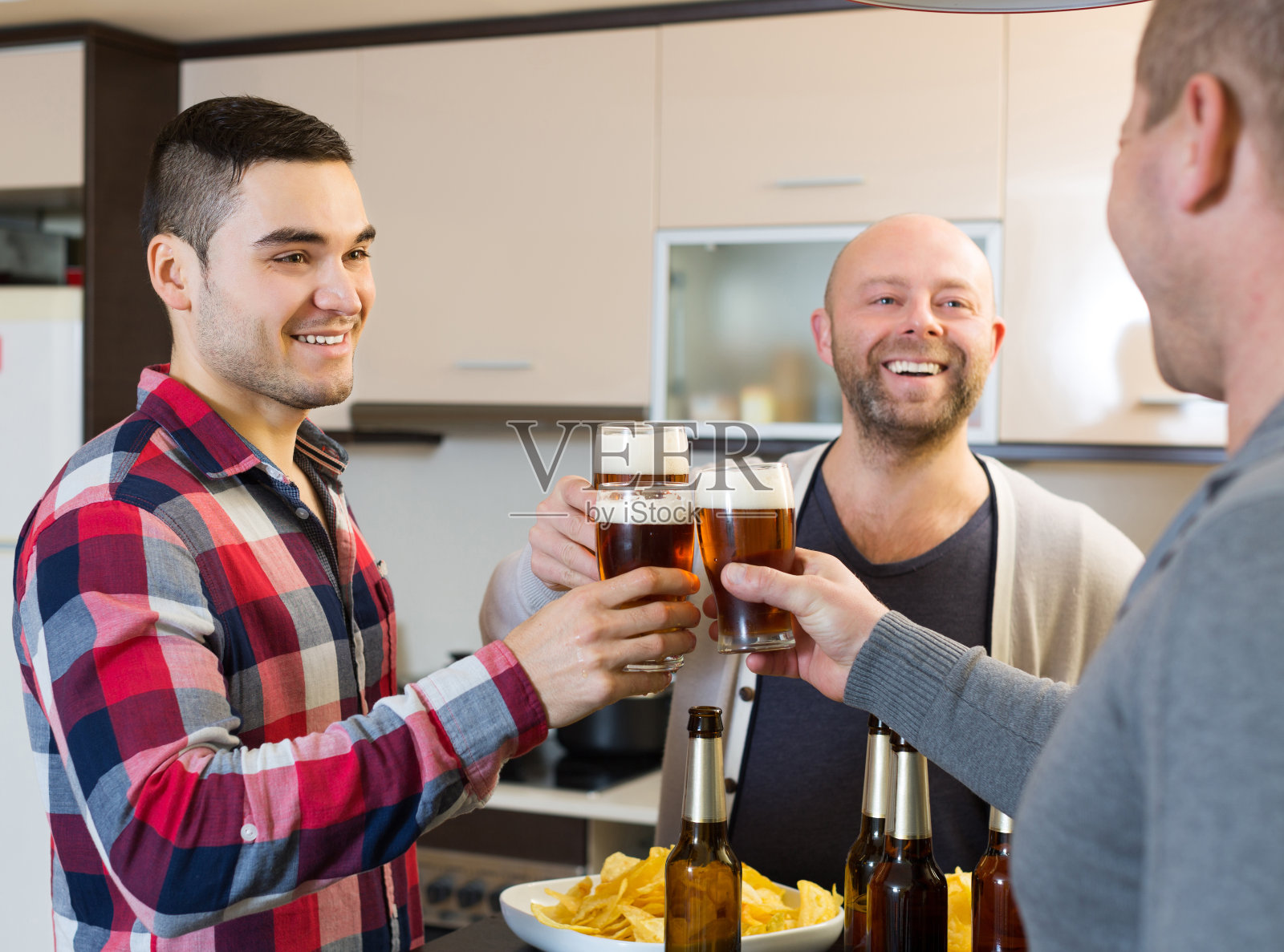 三个男人在派对上照片摄影图片