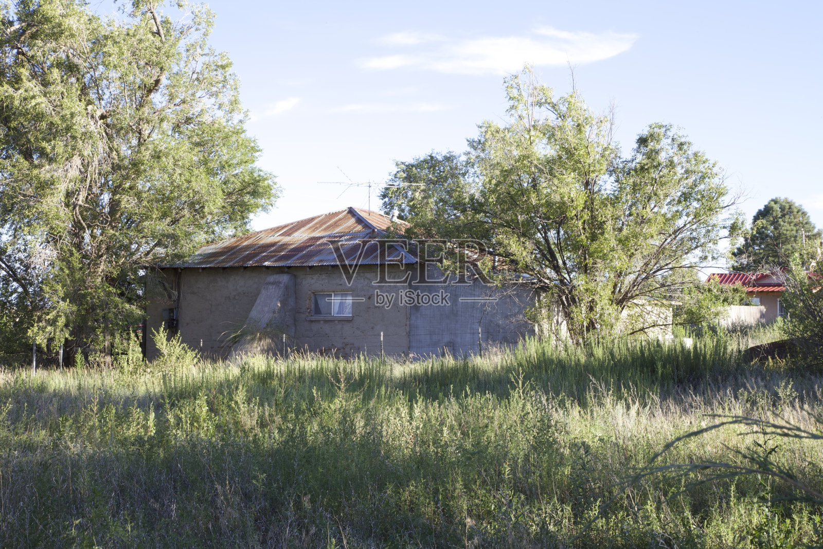 有锡屋顶的旧土坯房子照片摄影图片