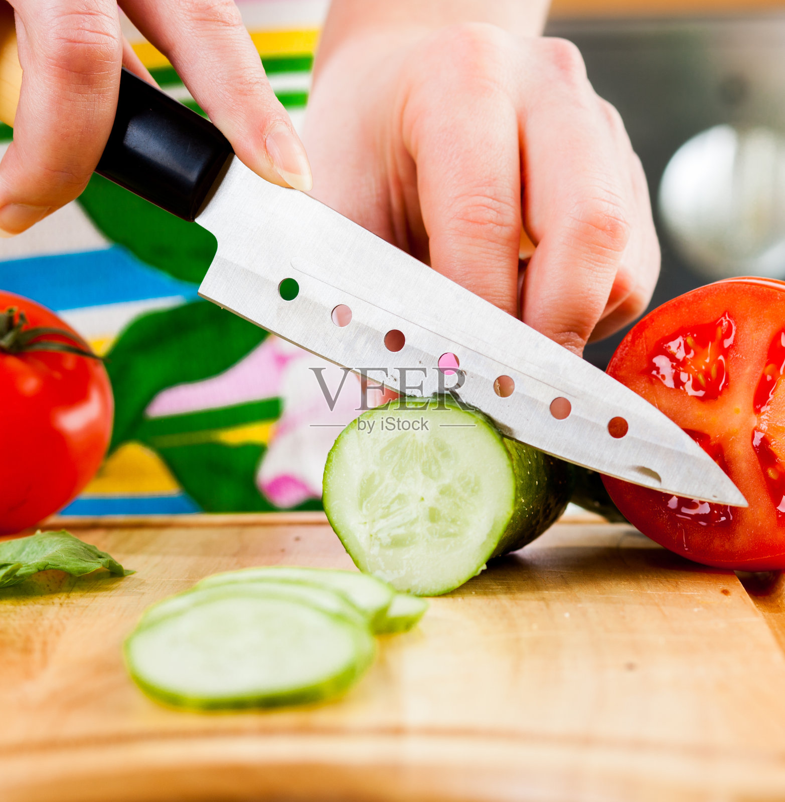 女人的手在切黄瓜照片摄影图片