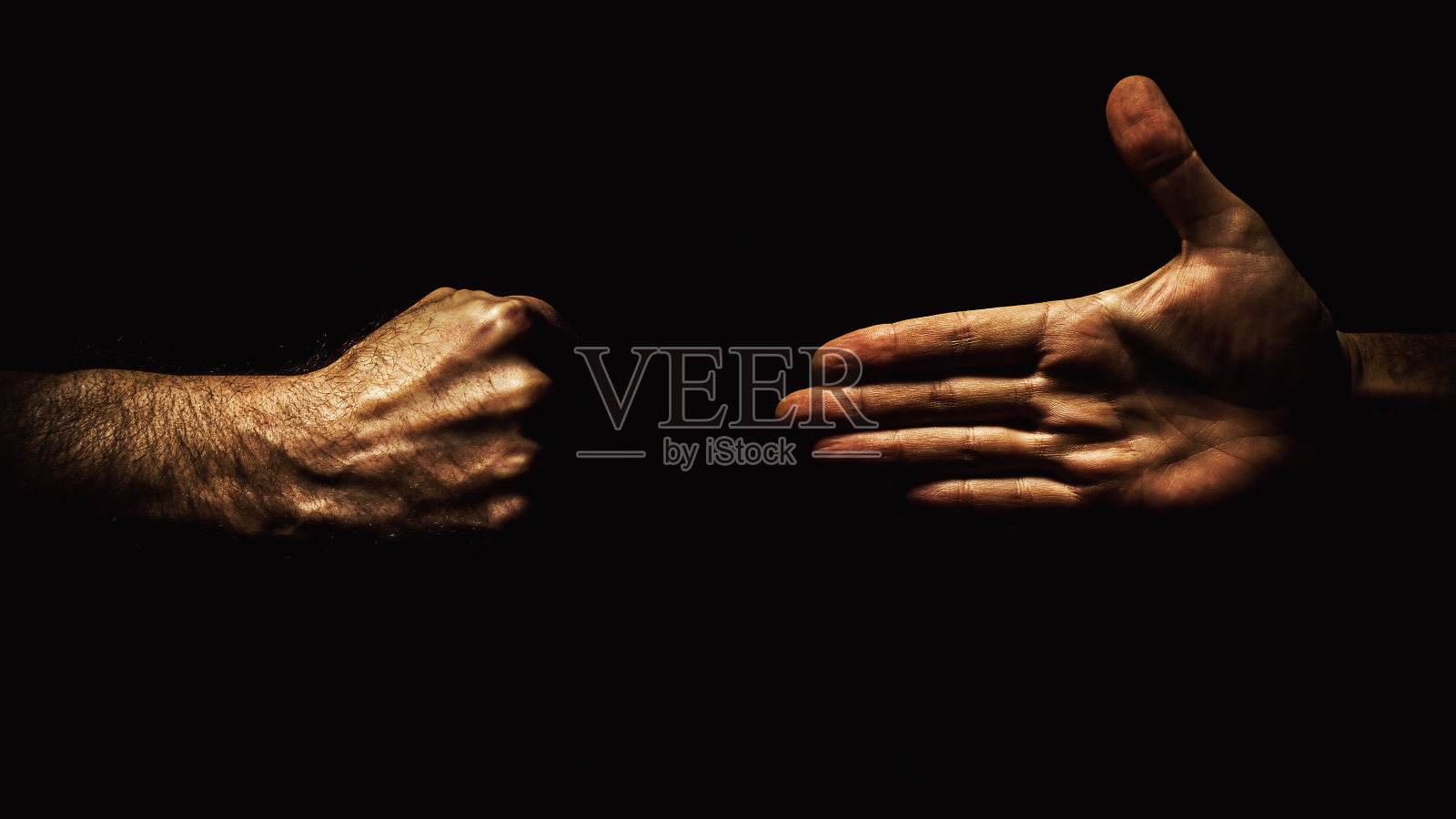 张开手和拳头照片摄影图片