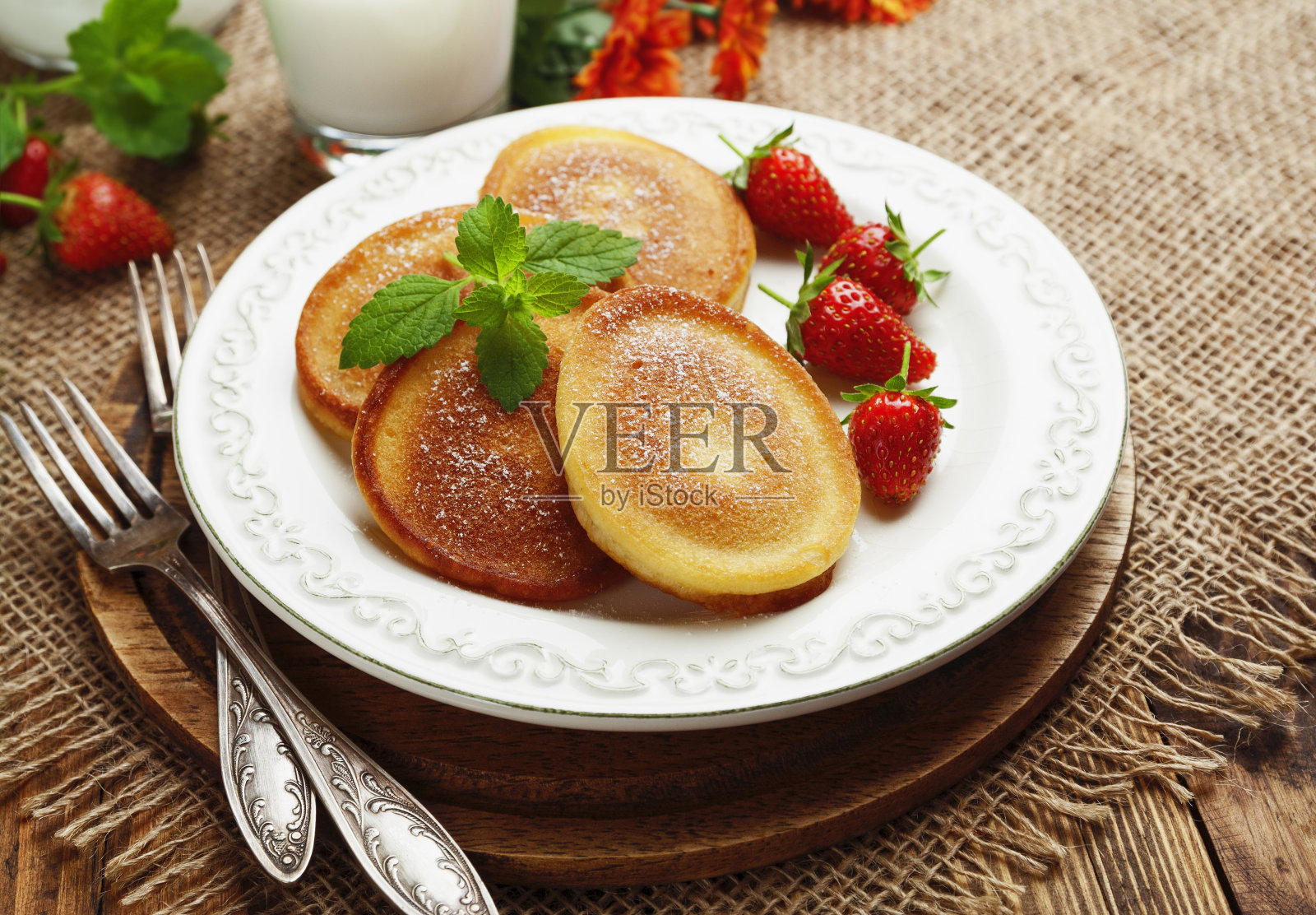 自制的草莓果酱煎饼照片摄影图片
