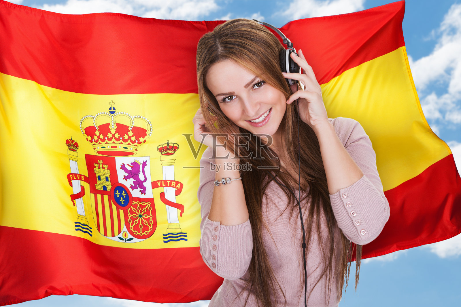 女人听西班牙语学习有声书照片摄影图片