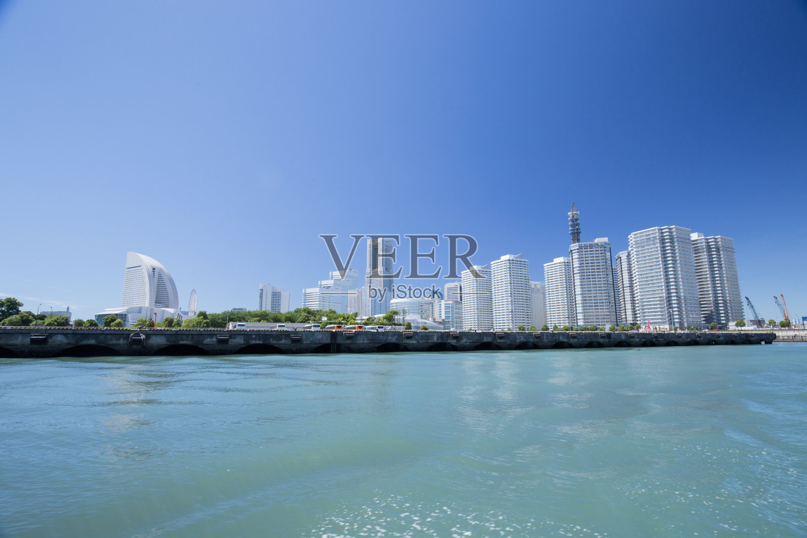 从海上眺望横滨地标塔周围照片摄影图片