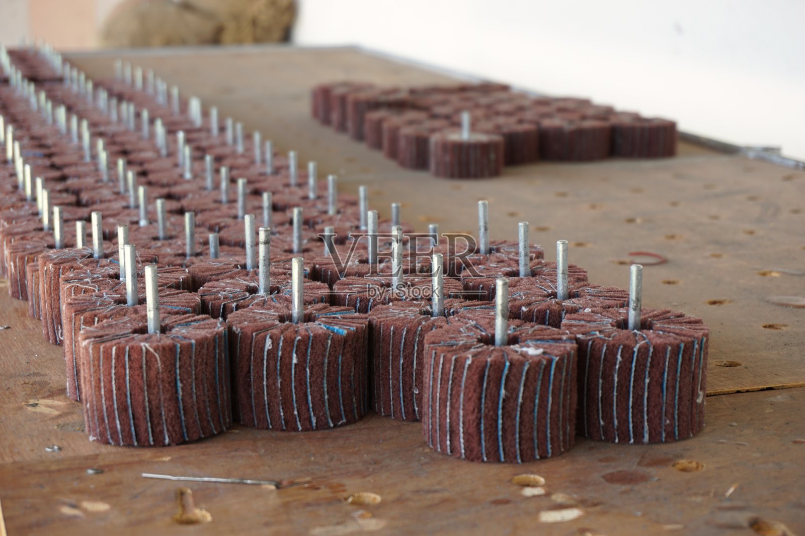 用砂纸擦光轮照片摄影图片