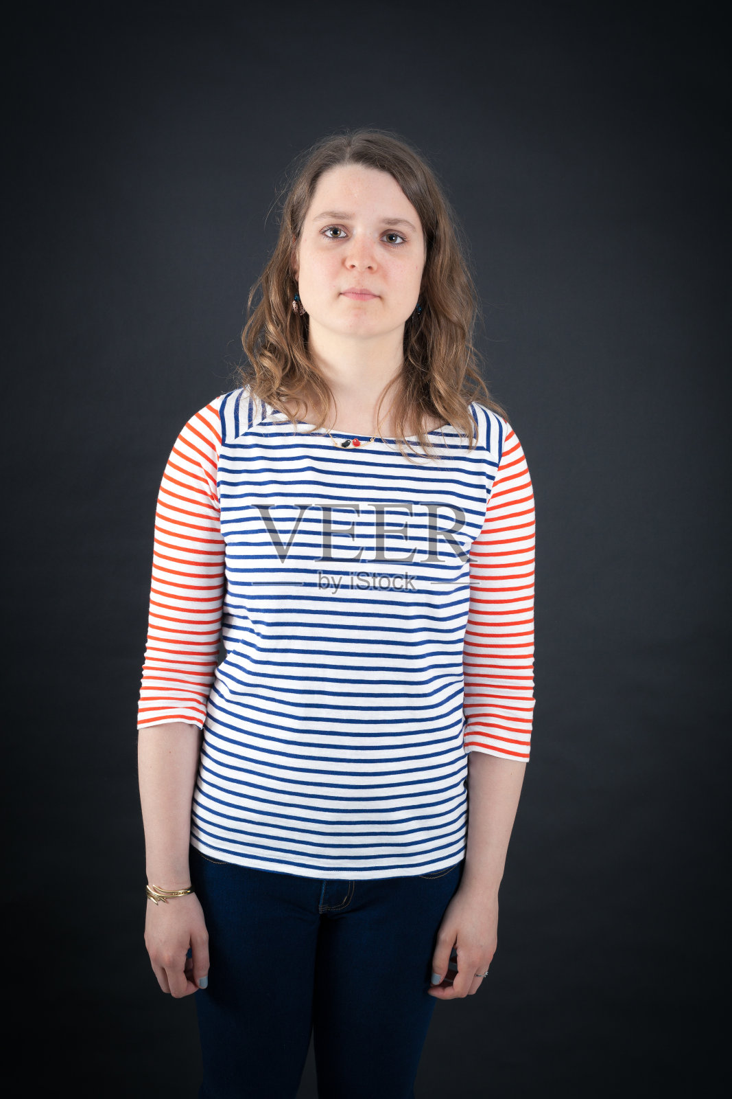 美丽的女人在不同的衣服里有不同的表情照片摄影图片