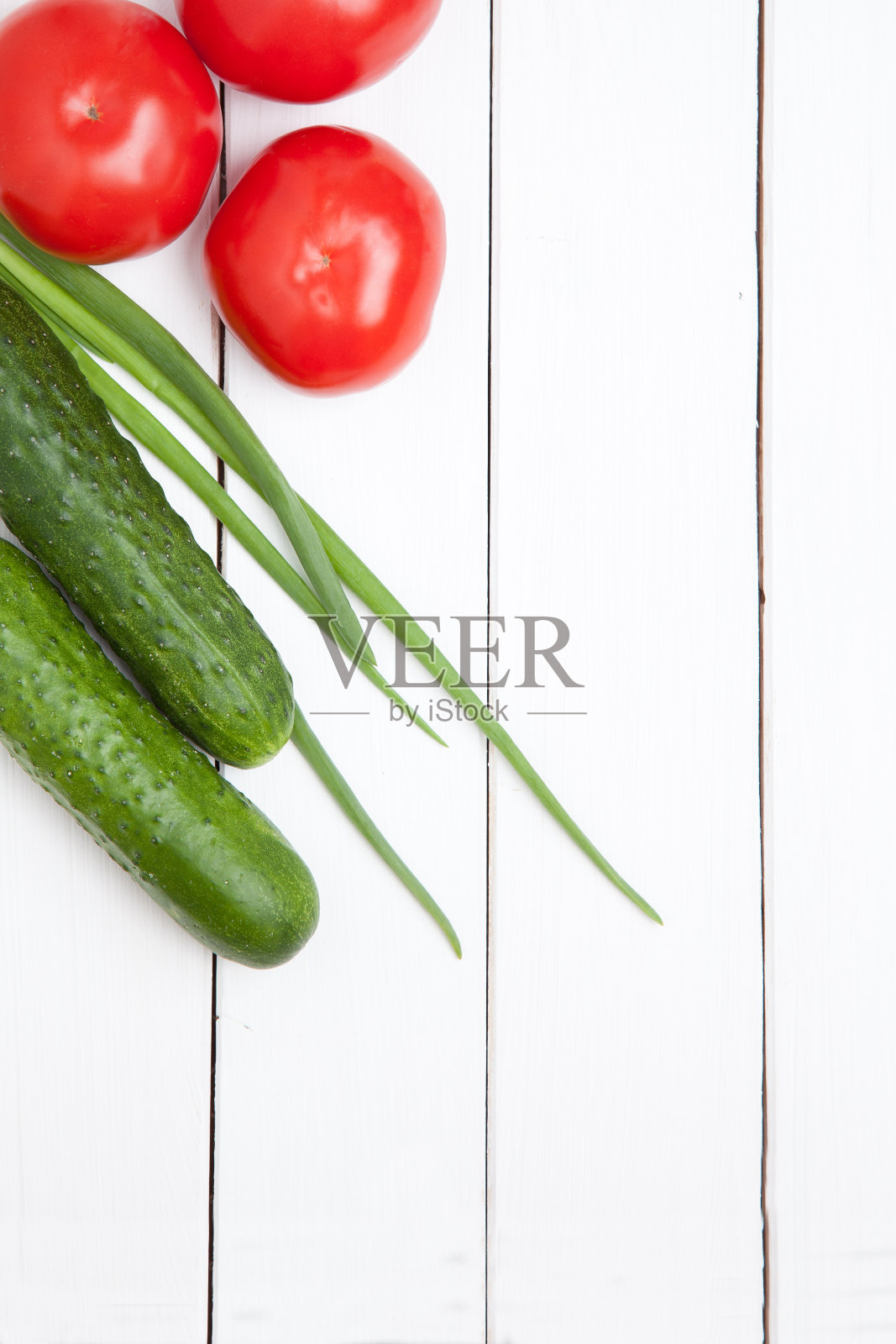 将新鲜蔬菜放在白色木质背景上。照片摄影图片