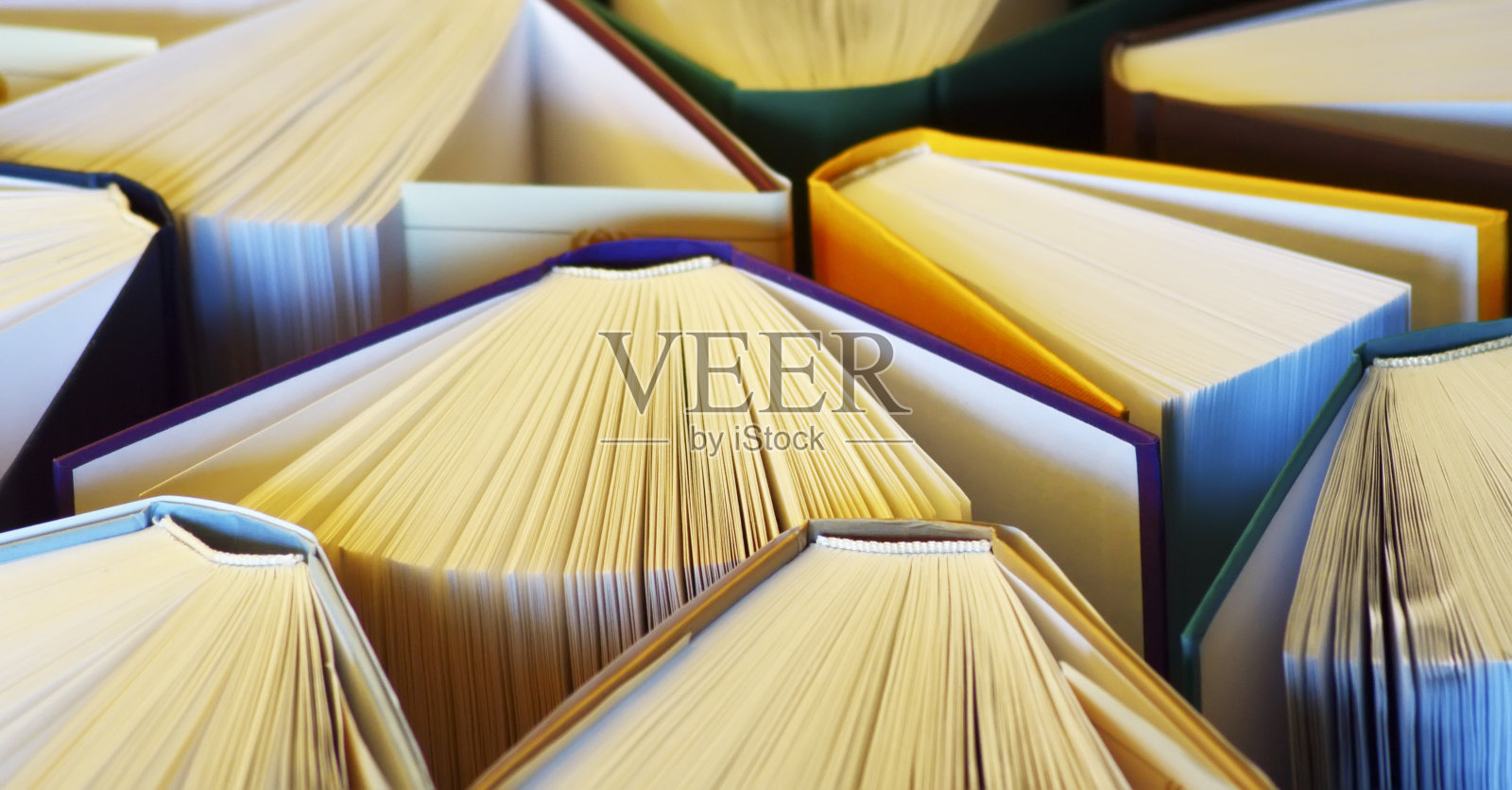 打开书的卷照片摄影图片