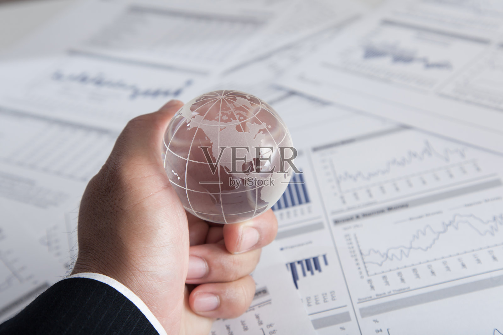 带图表的地球仪。照片摄影图片