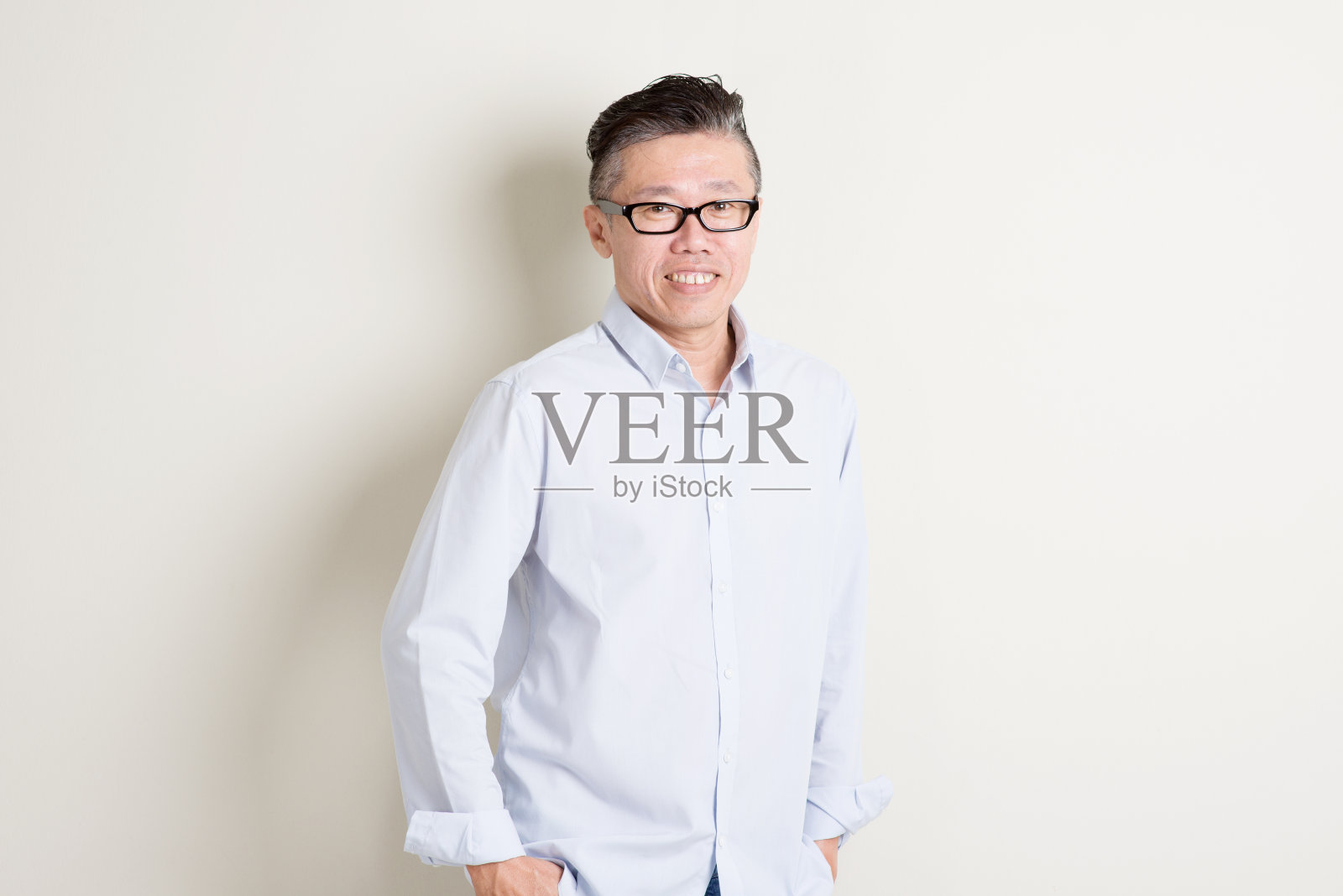 成熟的亚洲男性的肖像照片摄影图片