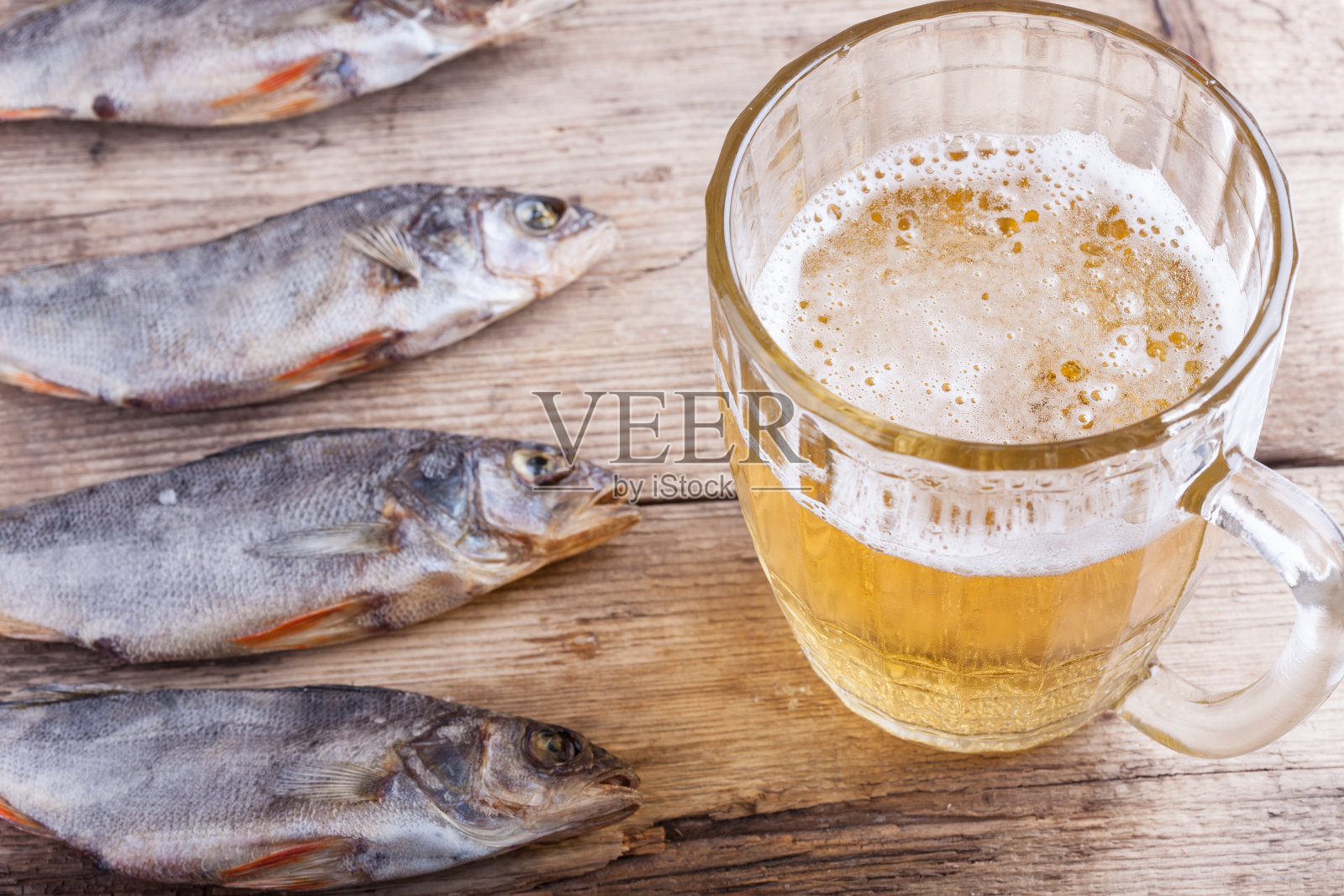啤酒和鱼的特写照片摄影图片