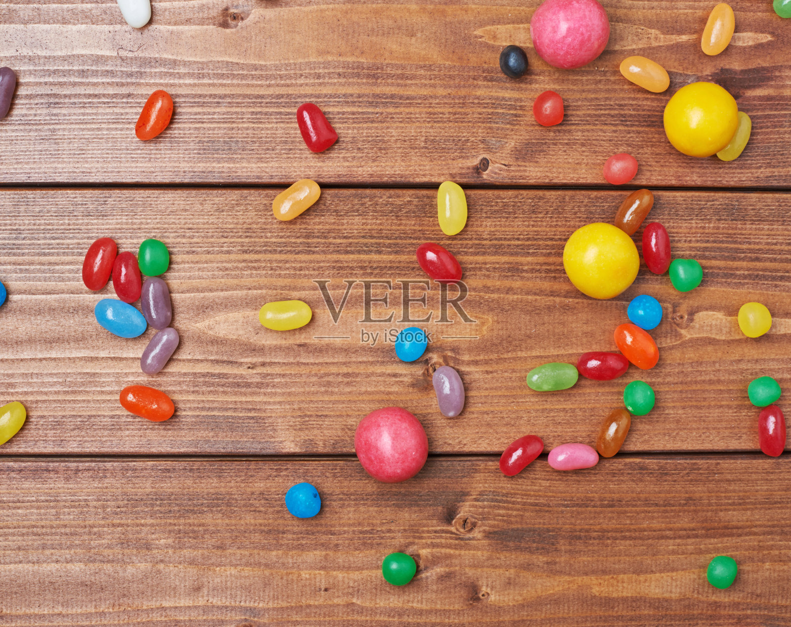 糖果躺在木质的表面上照片摄影图片