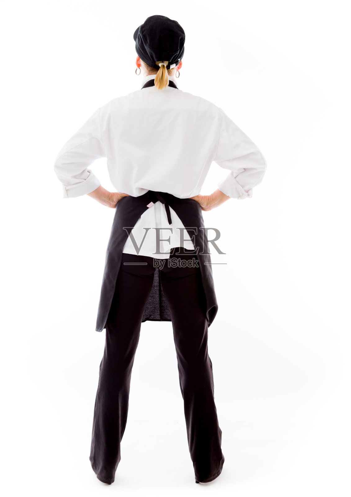 模型孤立在简单的背景后，手在臀部照片摄影图片