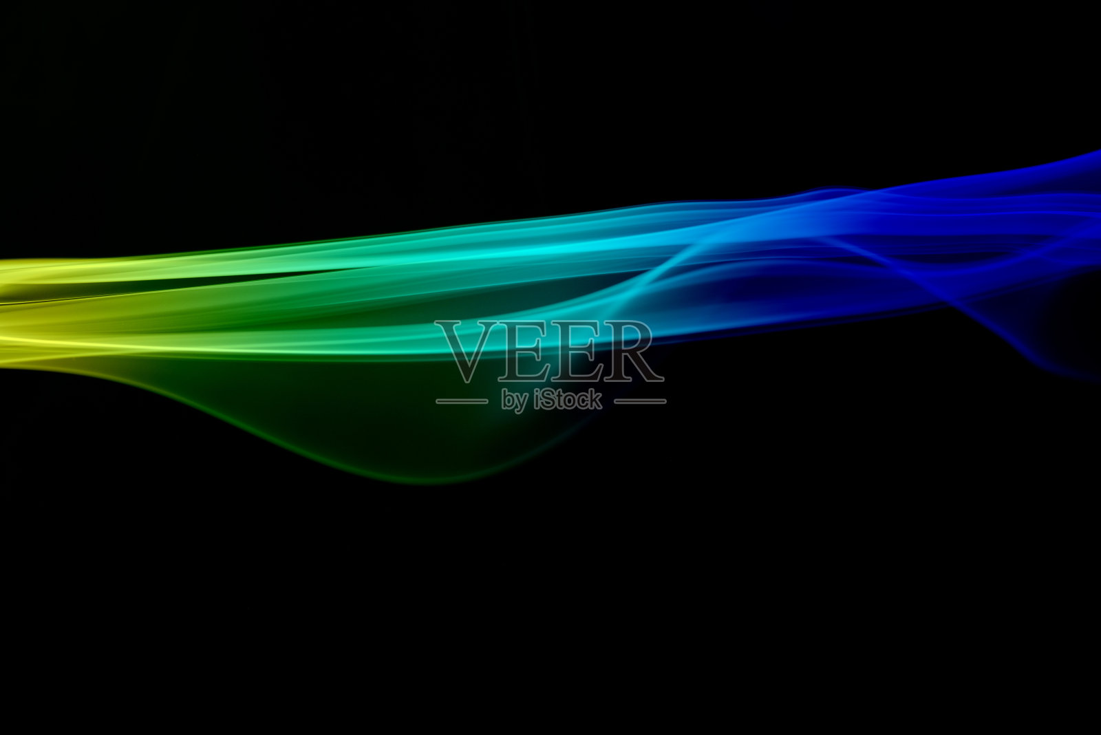 黑色背景上的彩色烟雾照片摄影图片