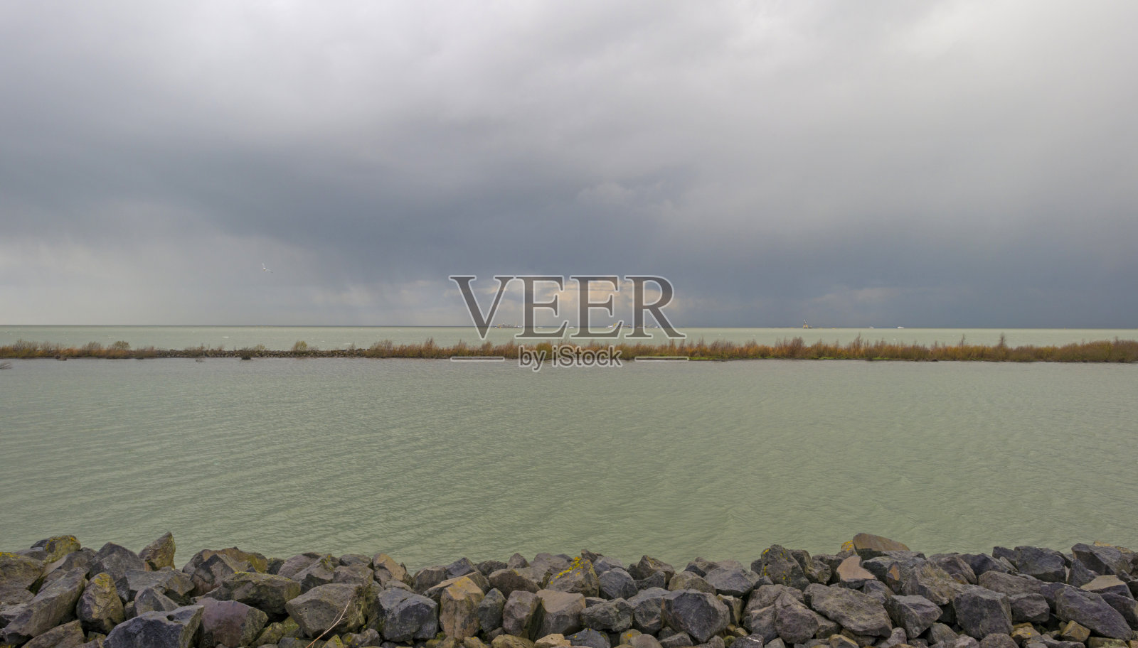 护堤湖上的玄武岩照片摄影图片