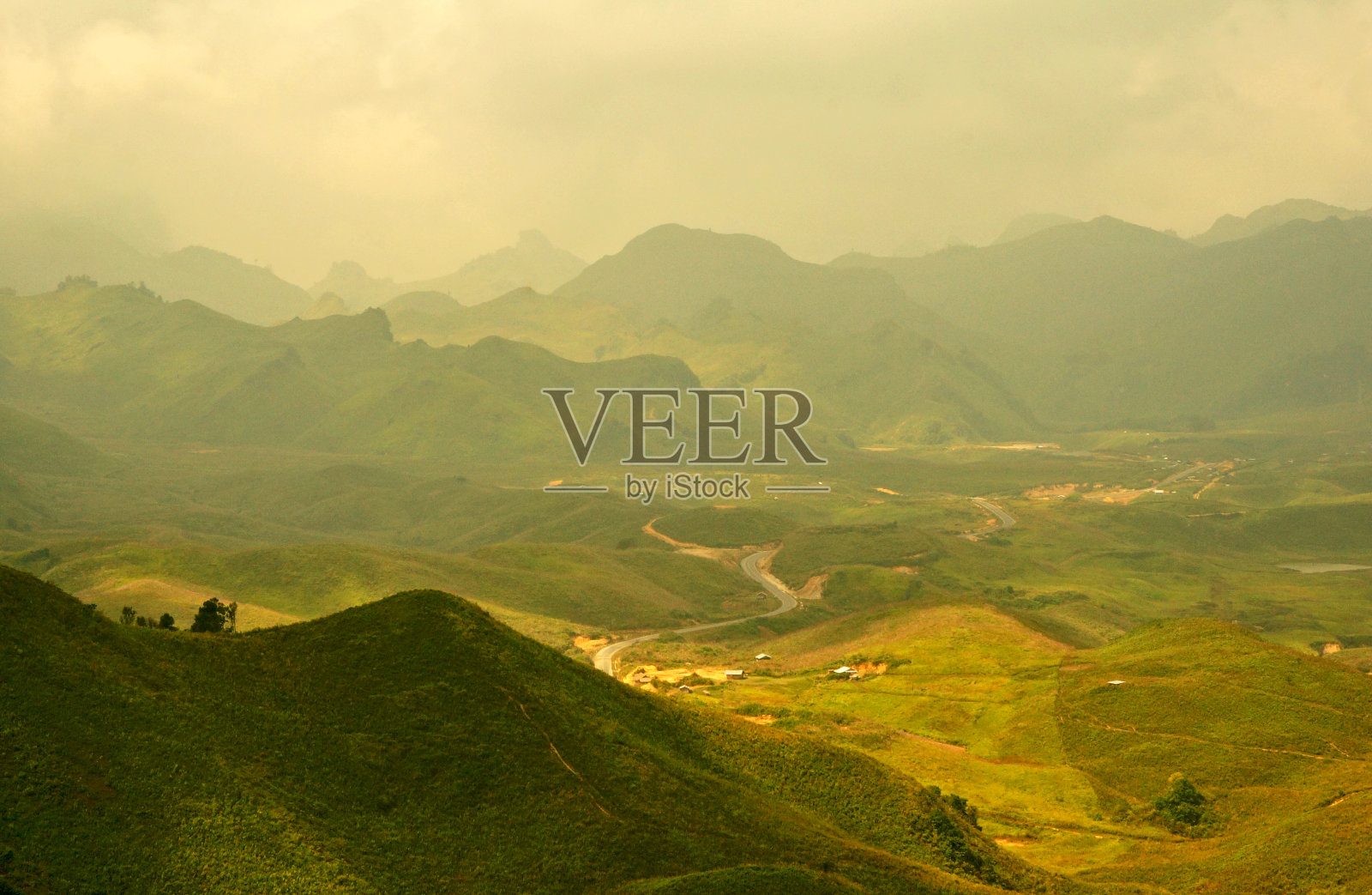 雾中的青山长毛绒照片摄影图片