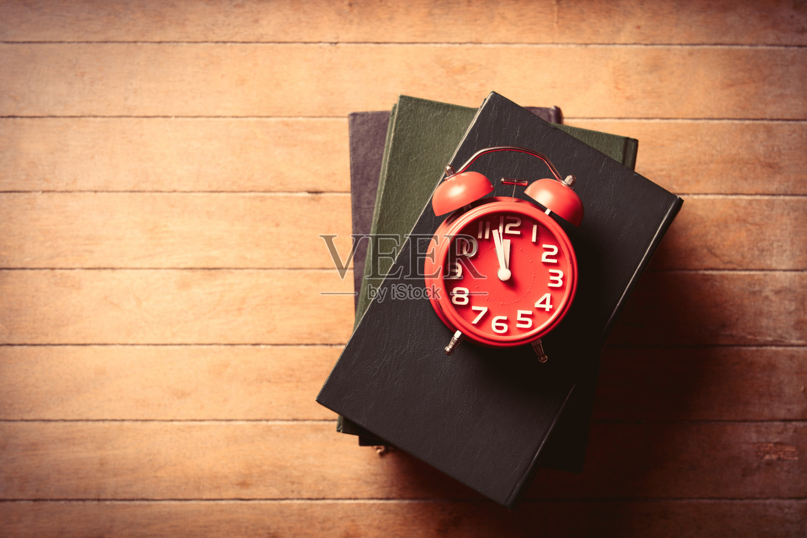 闹钟和书照片摄影图片