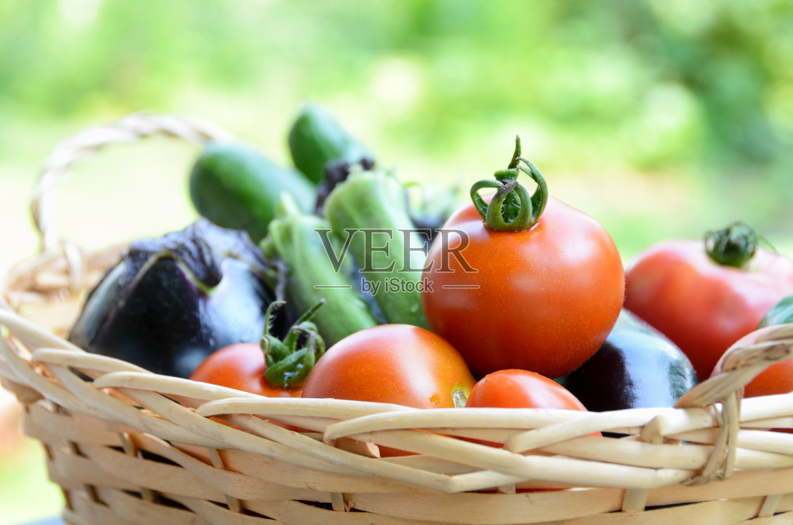 夏天的蔬菜在篮子里收获照片摄影图片