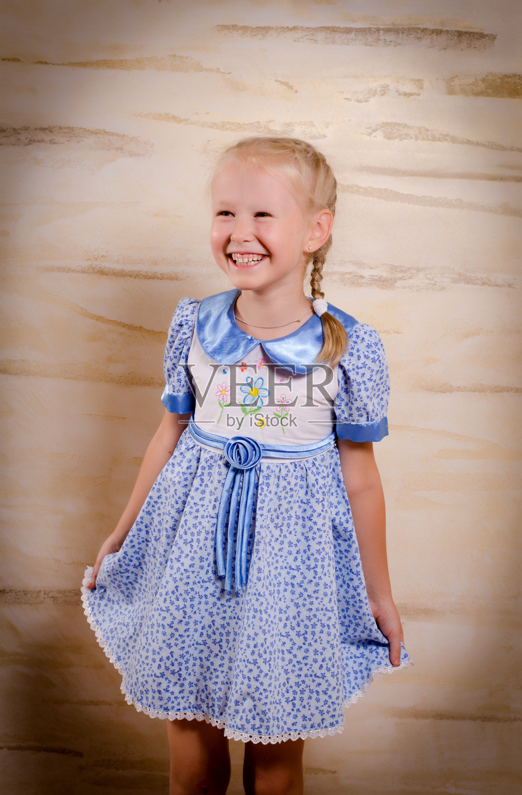 漂亮的年轻女孩穿着时髦的衣服照片摄影图片