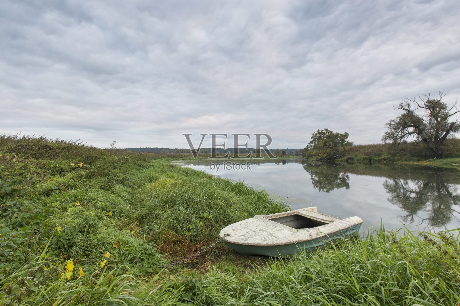 河上的小船照片摄影图片