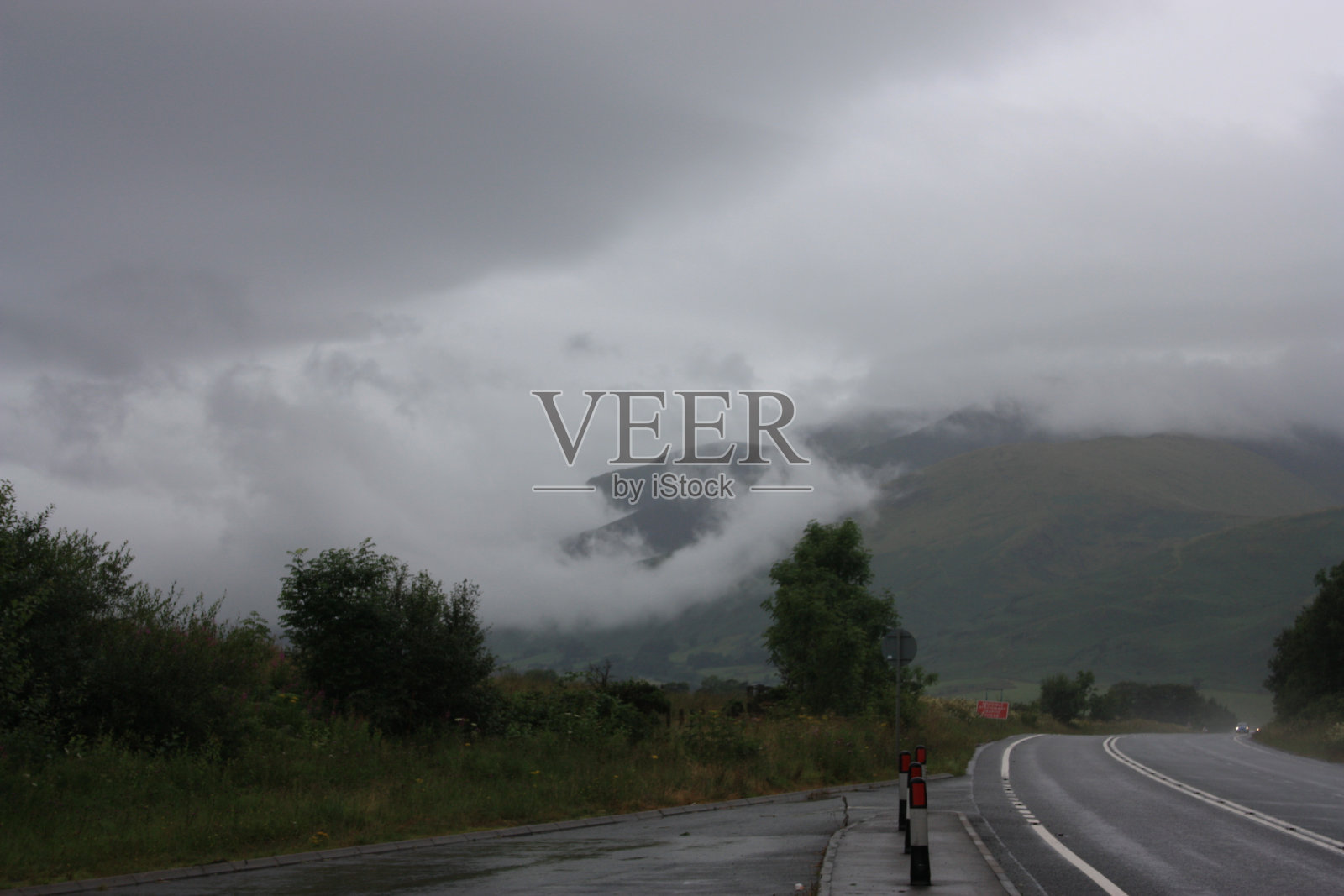 《雨中的湖区》照片摄影图片