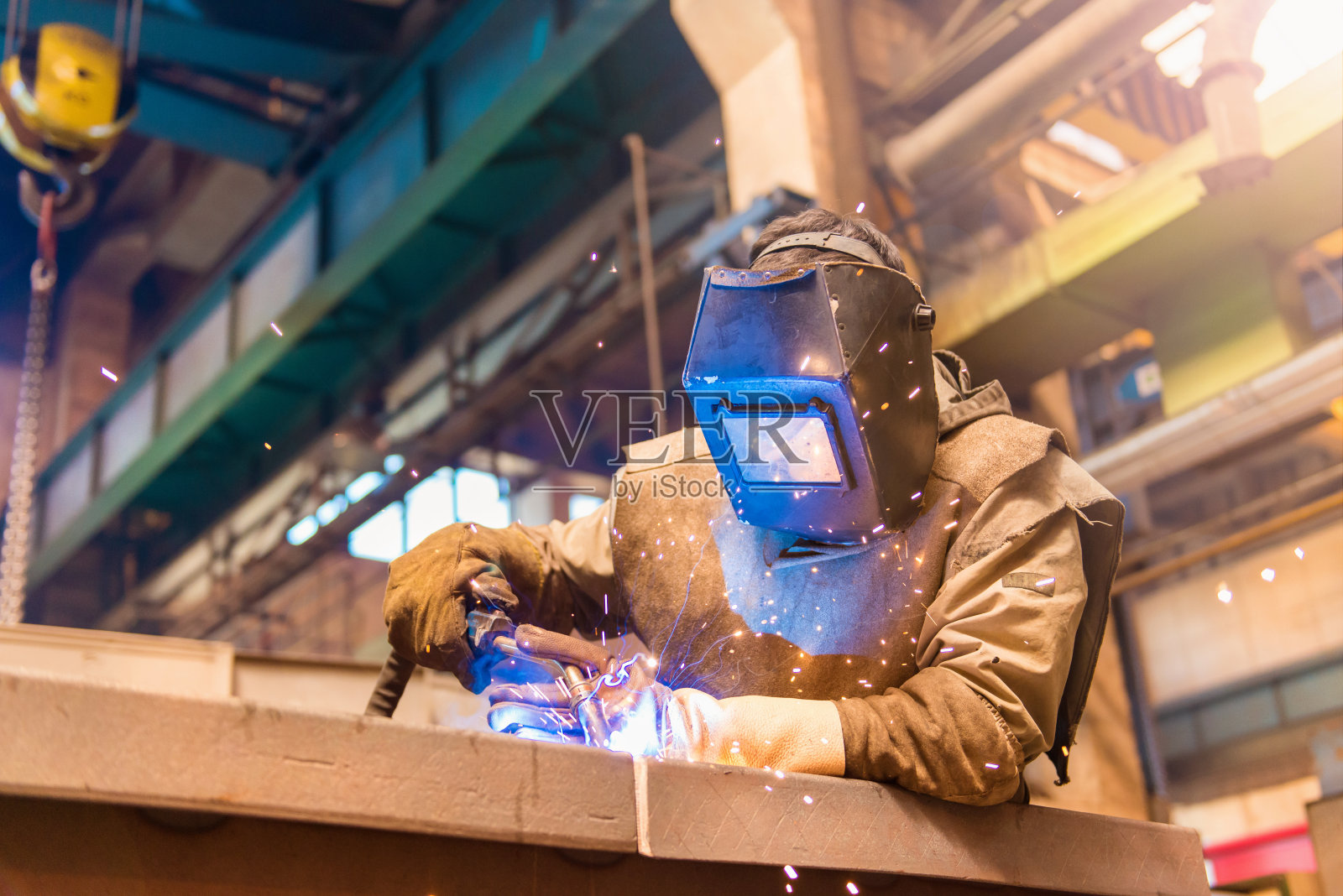 男人焊接照片摄影图片