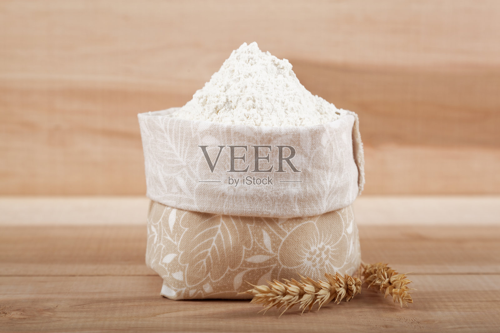 面粉在一个帆布袋和小麦穗。照片摄影图片