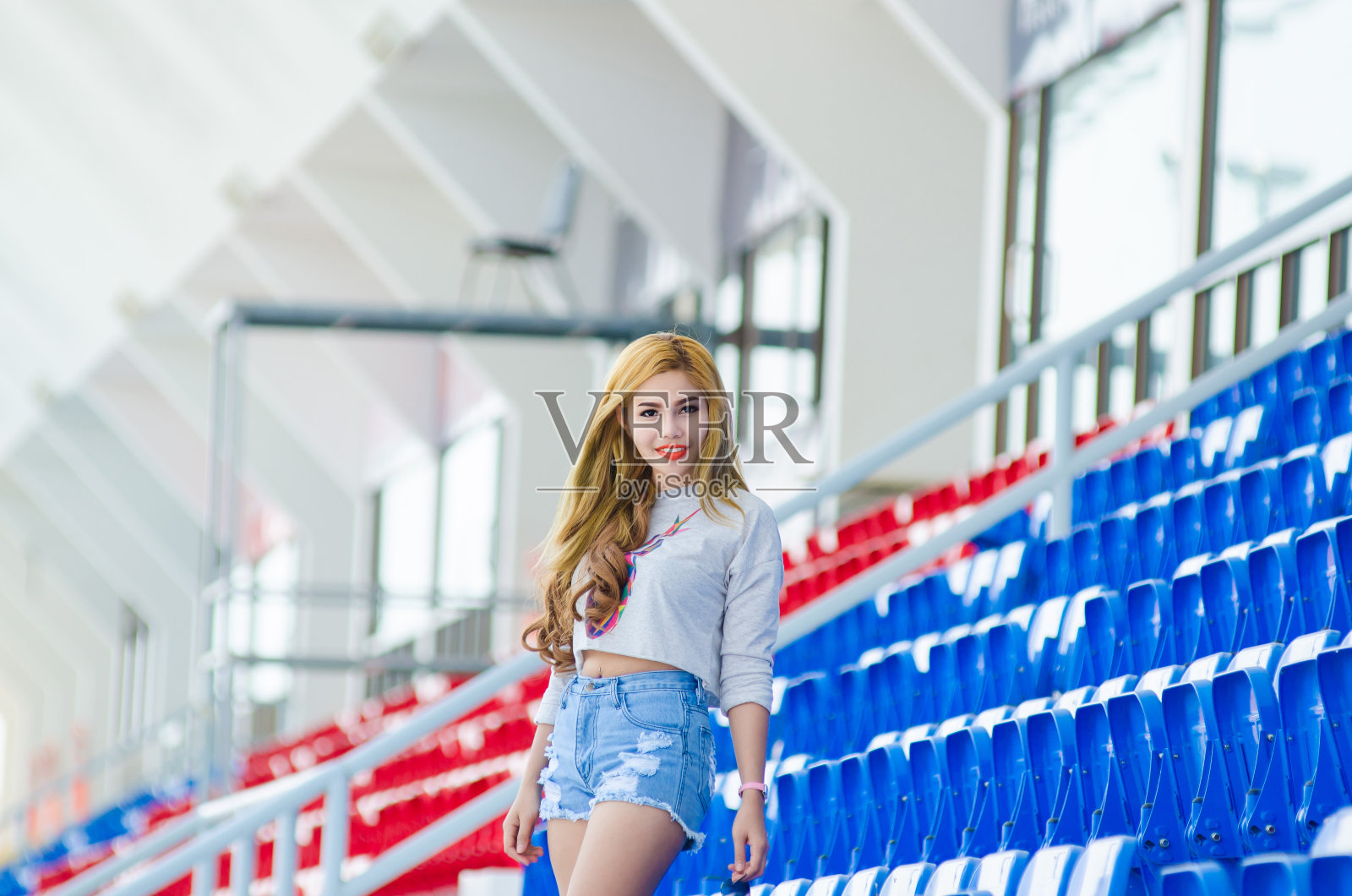 年轻时尚的女人照片摄影图片