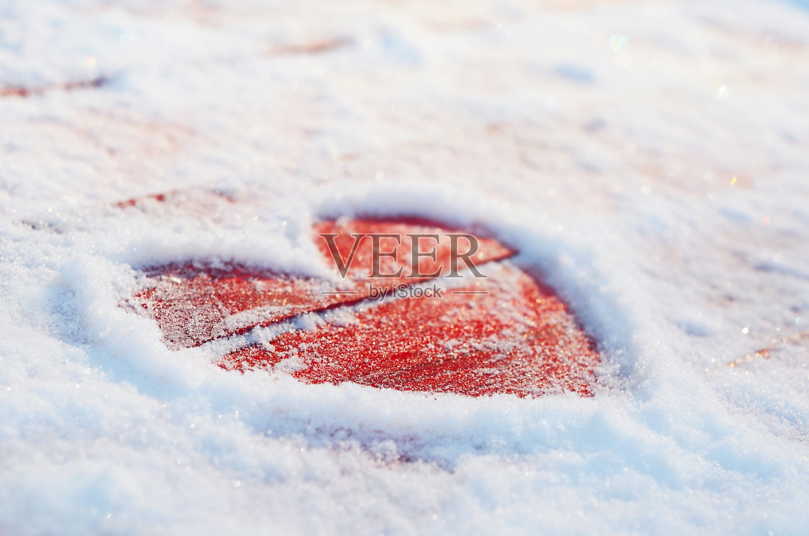 情人节的心在雪花上照片摄影图片