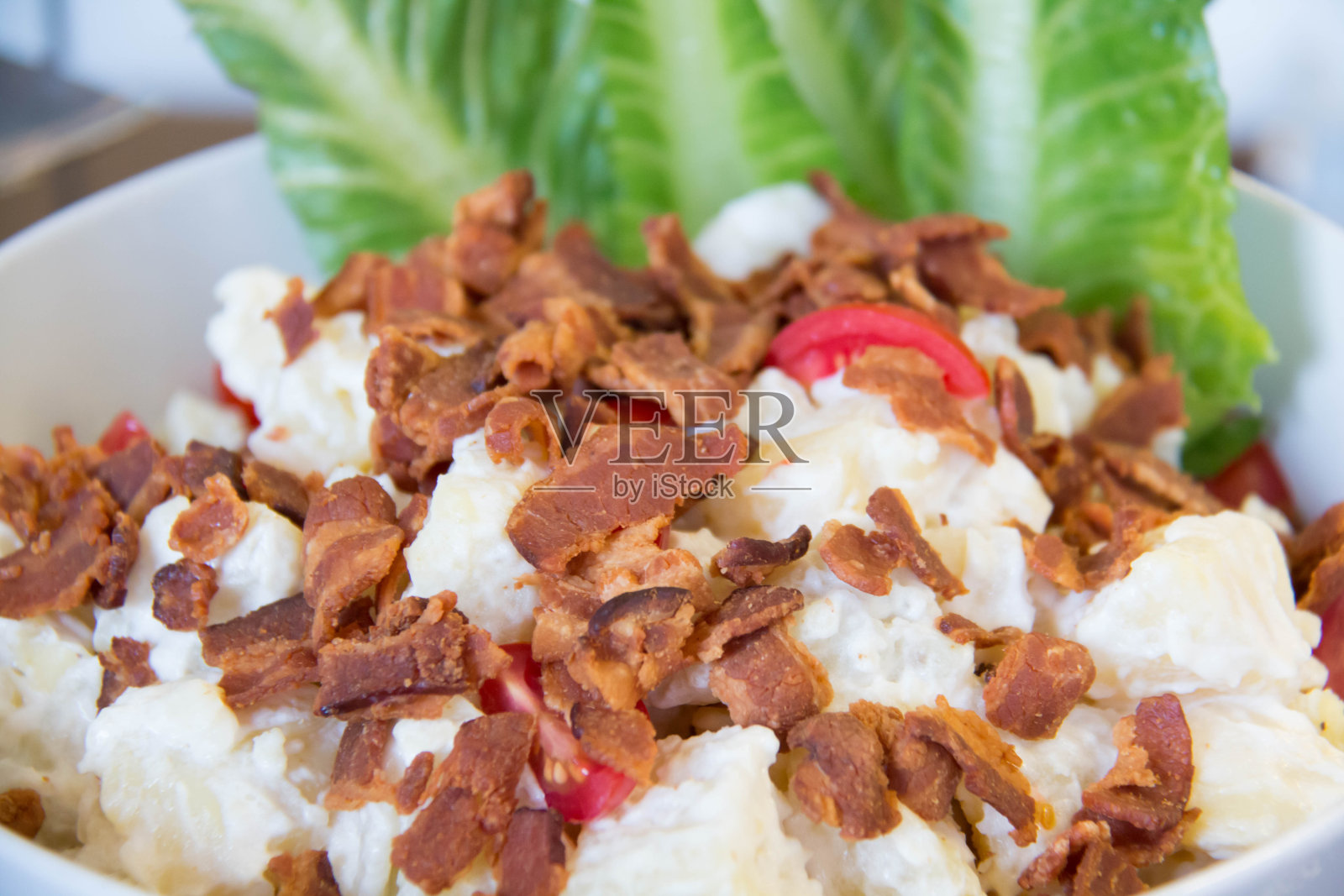 土豆沙拉和培根在碗里特写照片摄影图片