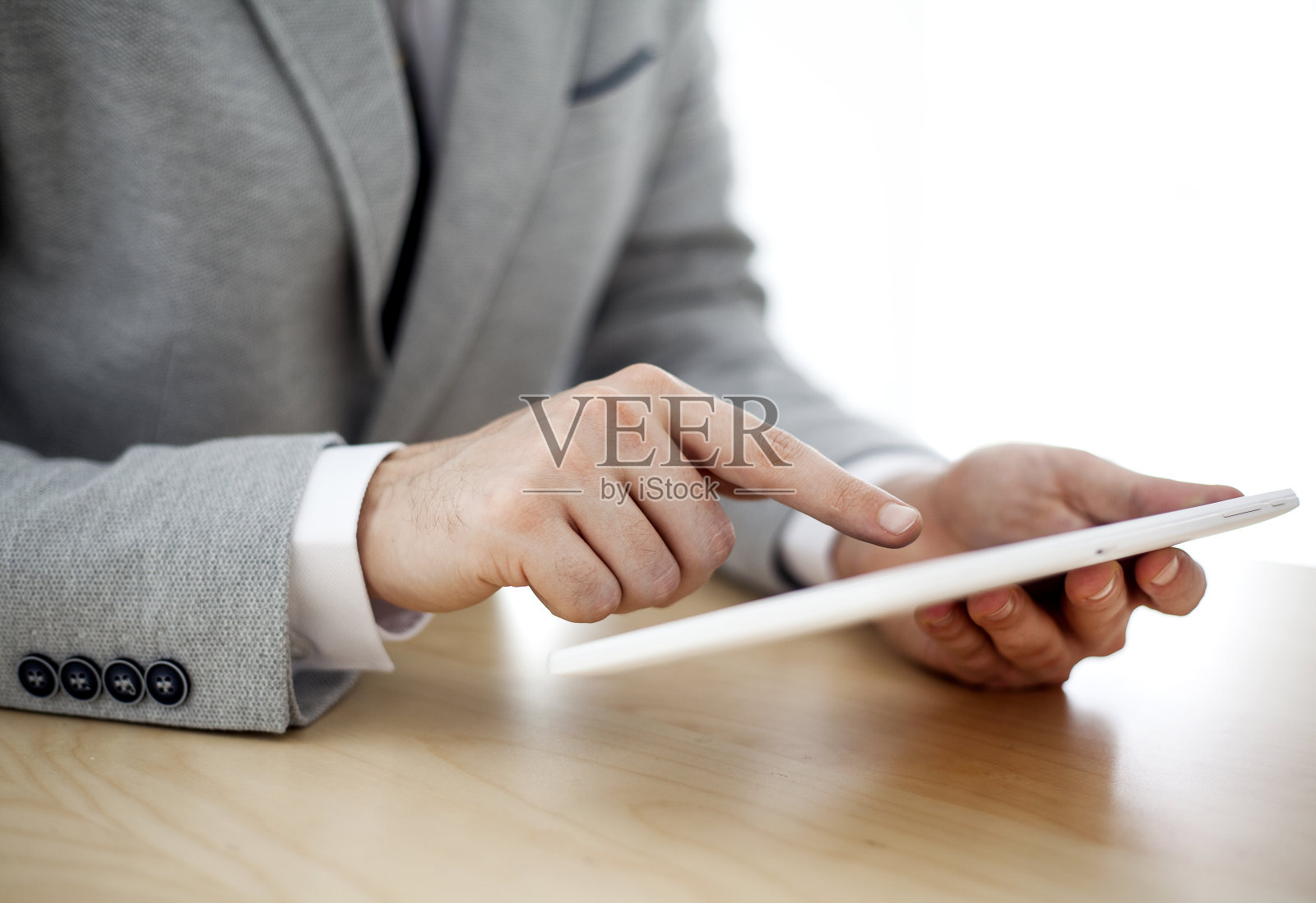 一个用数码平板电脑工作的商人照片摄影图片