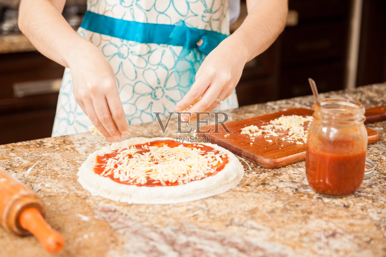在家做披萨的女人照片摄影图片