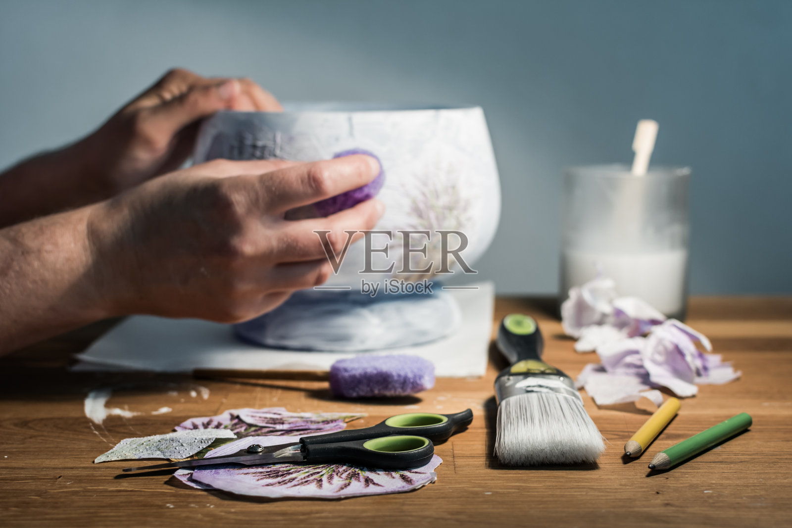 剪纸艺术家的手和艺术用品在桌子上。照片摄影图片