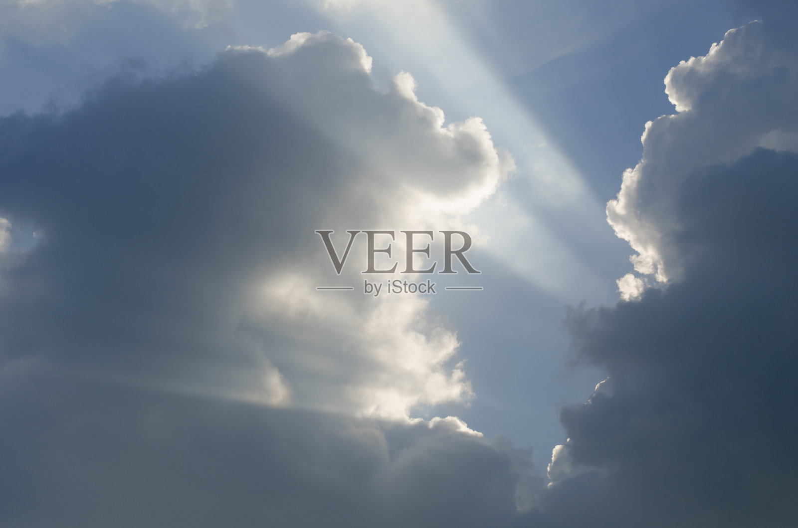 多云的天空和阳光的光束照片摄影图片