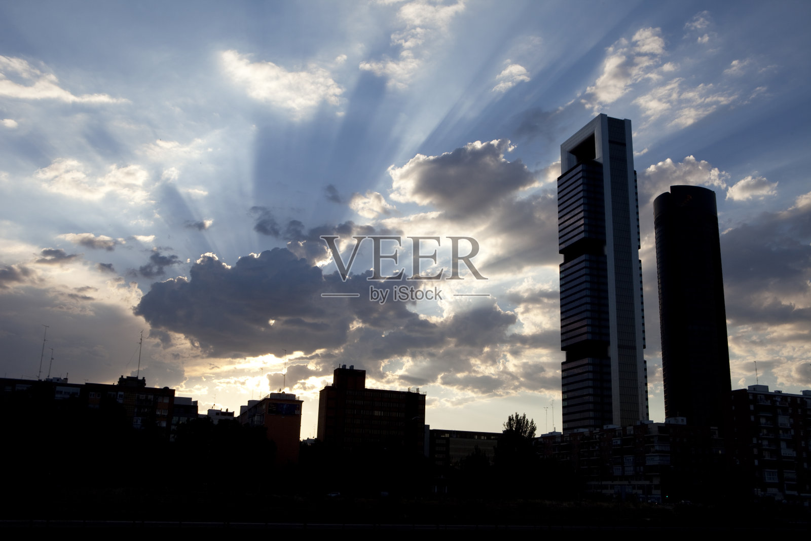 黎明时分的马德里大楼。照片摄影图片