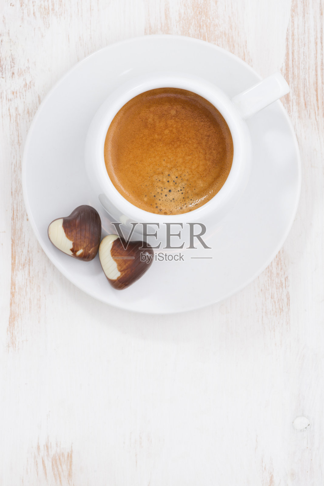 心形巧克力和浓咖啡，垂直俯视图照片摄影图片