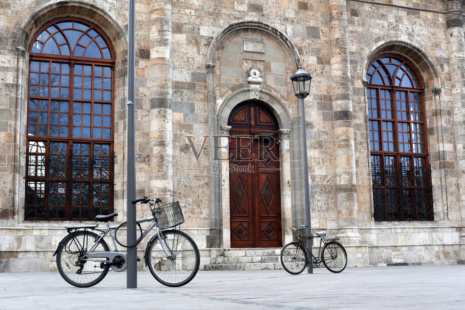 两辆自行车停在一座旧清真寺前照片摄影图片
