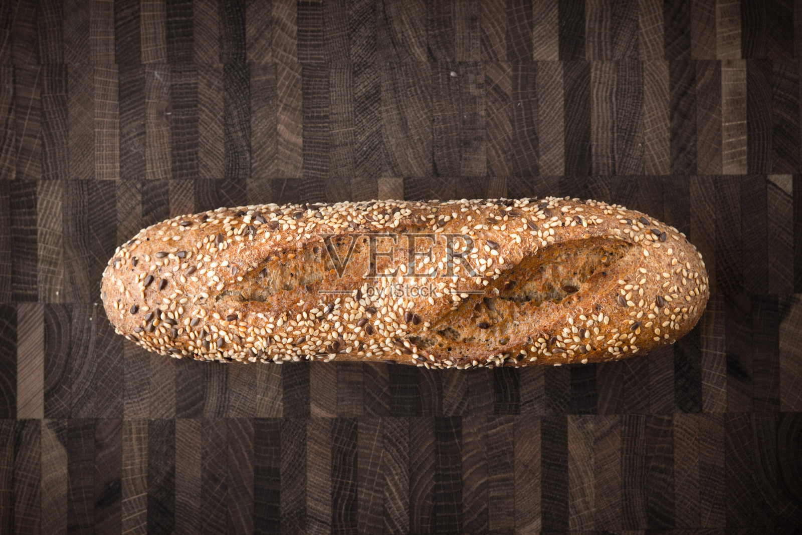 面包与谷物和种子在木板俯视图照片摄影图片