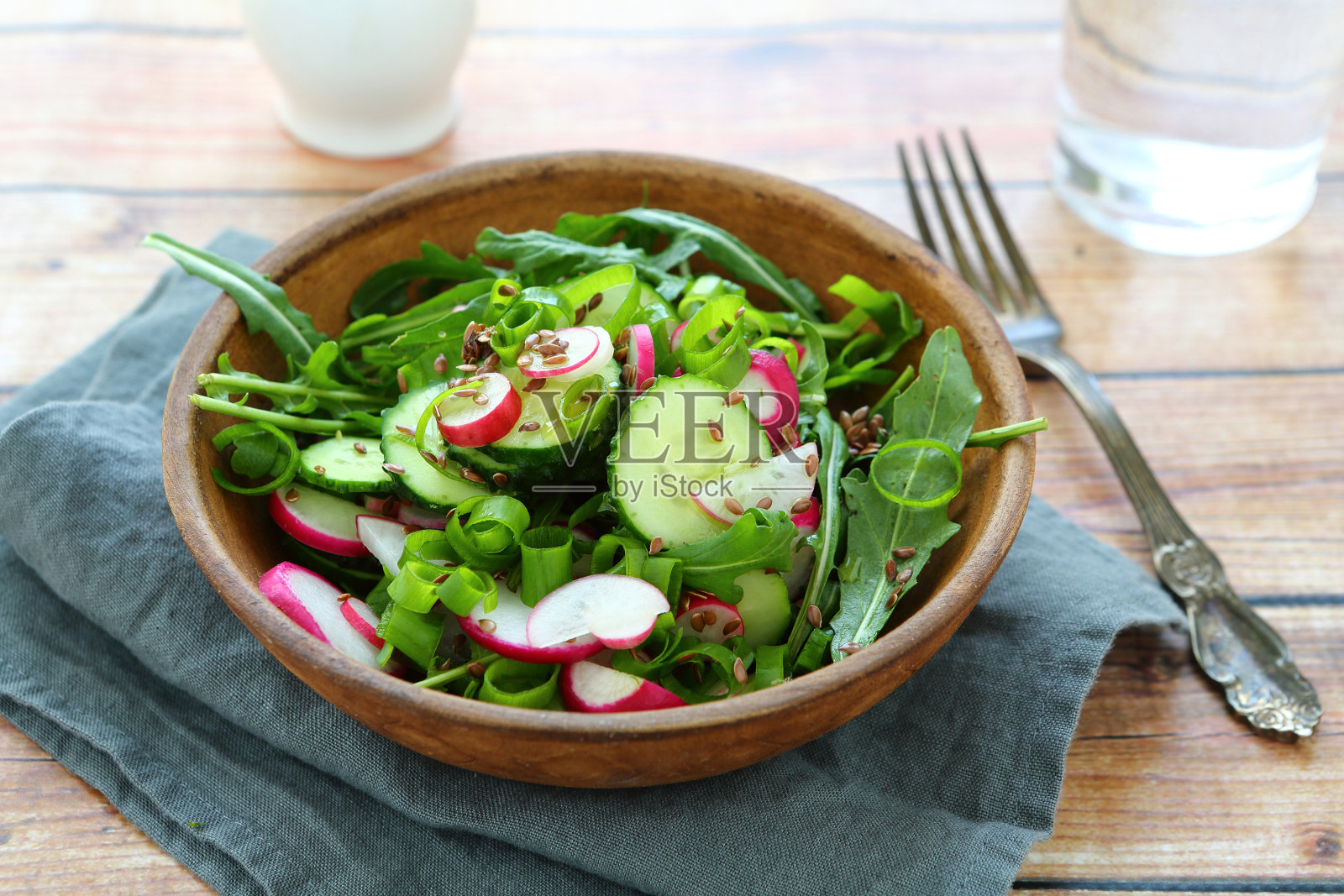 开胃沙拉放在碗里照片摄影图片