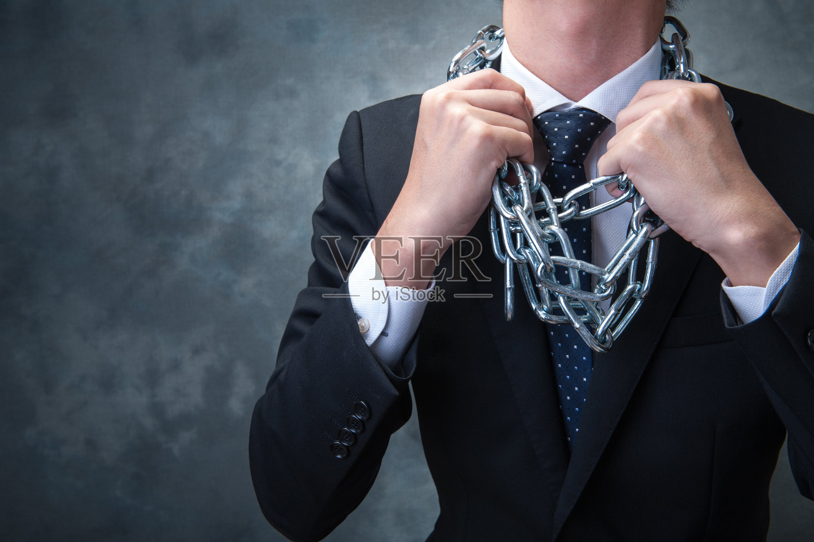 男人被锁链缠绕照片摄影图片