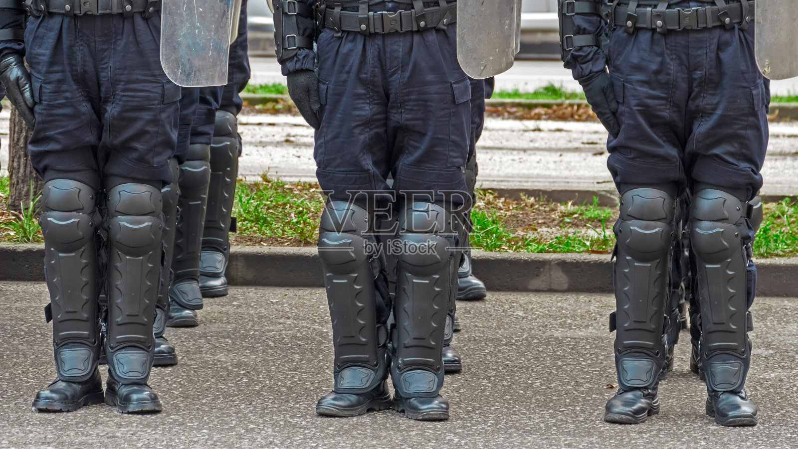街道警察部队排成一线照片摄影图片