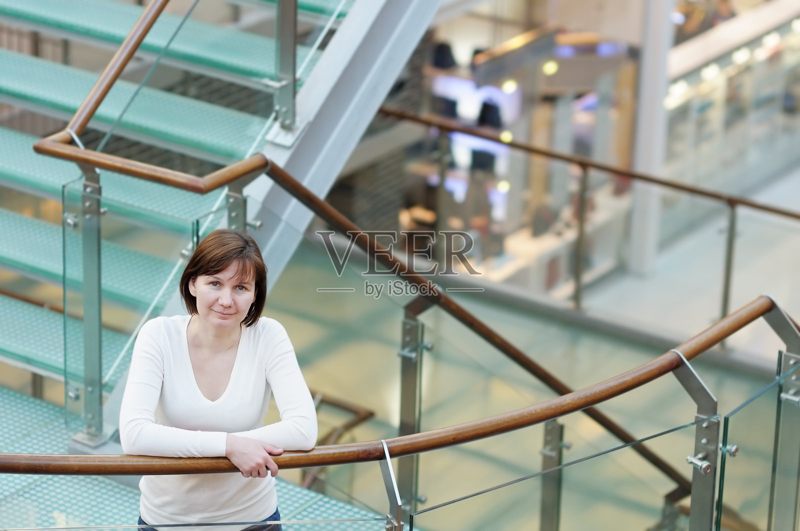 购物中心里的中年妇女照片摄影图片