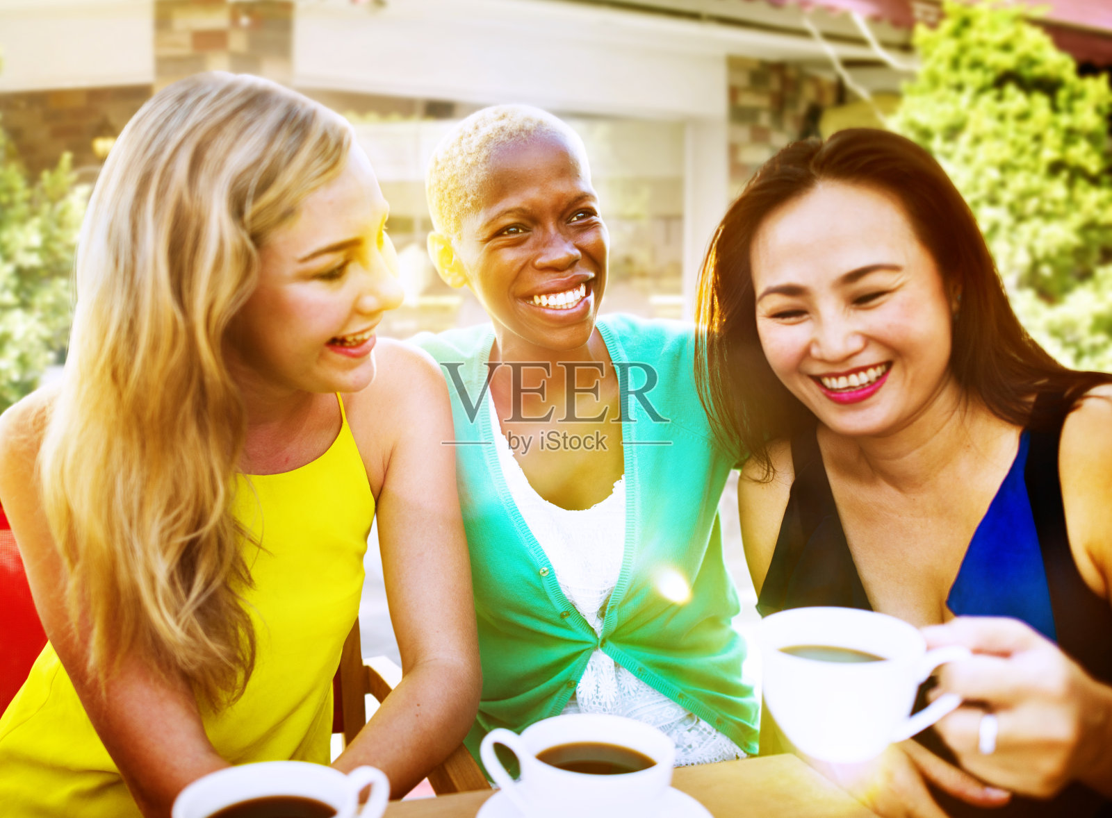 女孩喝咖啡休息时间谈论令人寒心的概念照片摄影图片