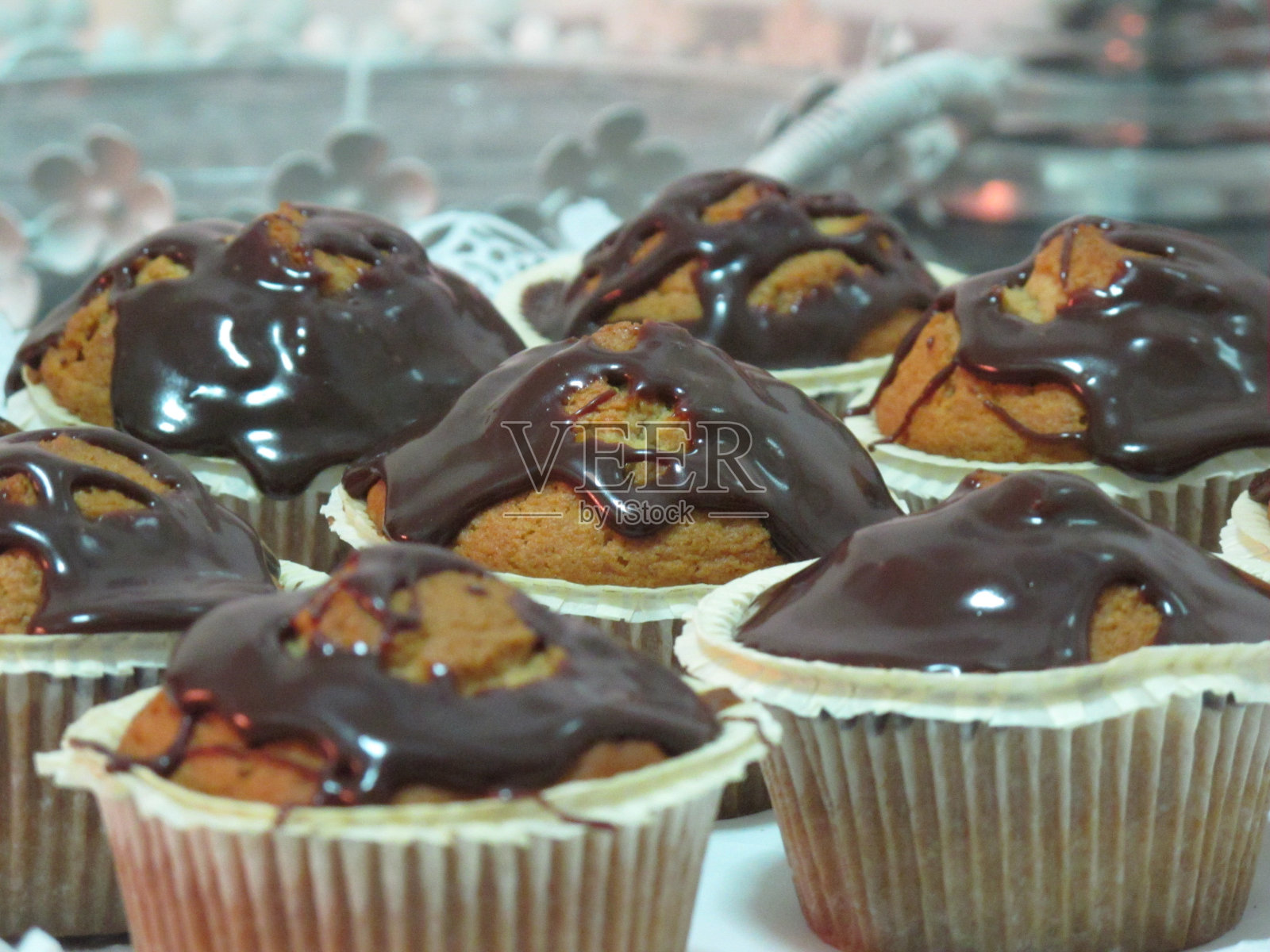 自制的新鲜巧克力松饼照片摄影图片