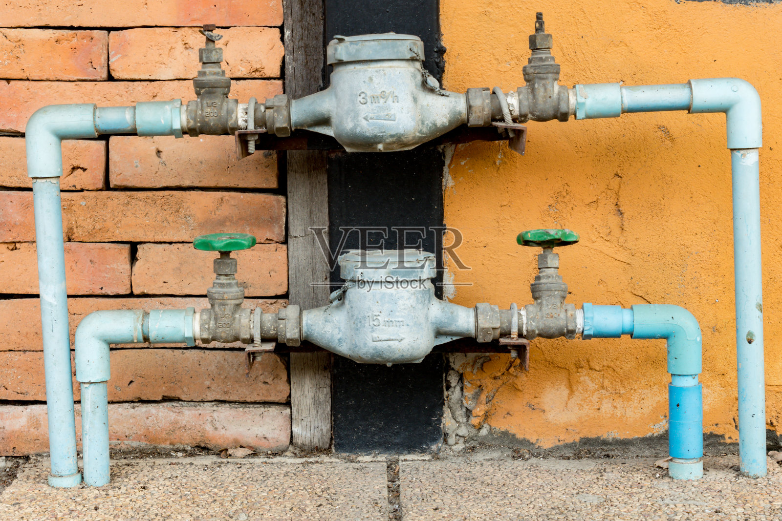 带仪表和阀门的管道照片摄影图片