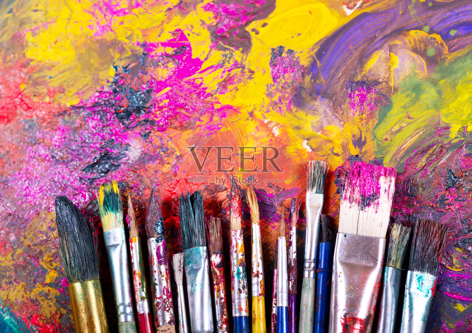 在调色板上使用画笔照片摄影图片