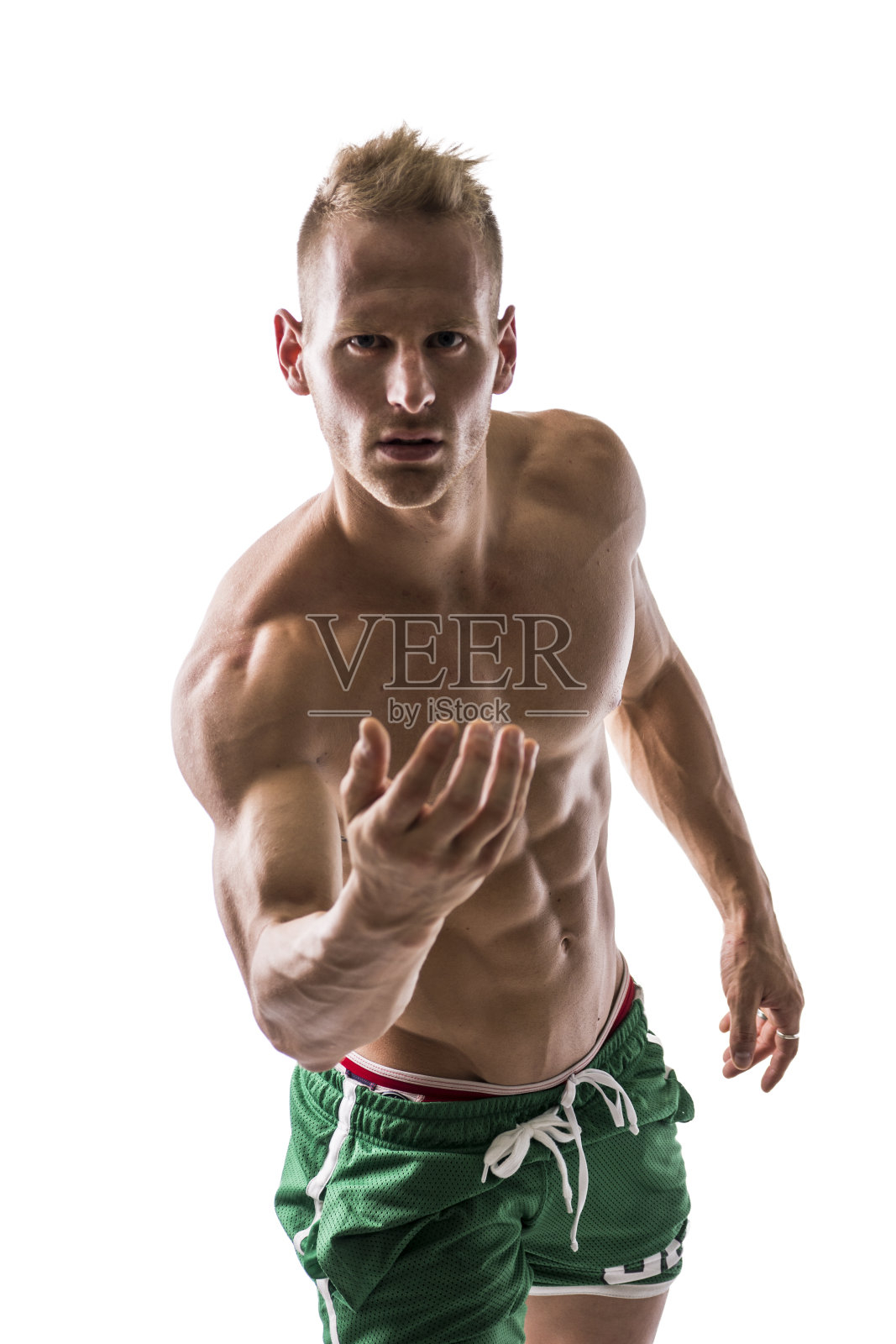 性感肌肉的金发裸男模特邀请你进来照片摄影图片