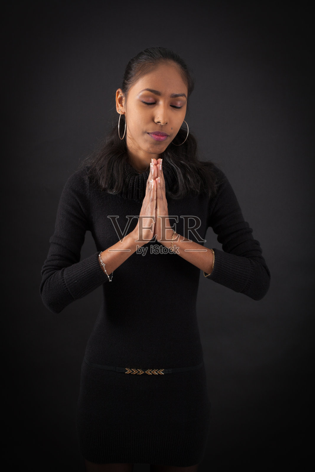 美丽的女人在不同的衣服里有不同的表情照片摄影图片