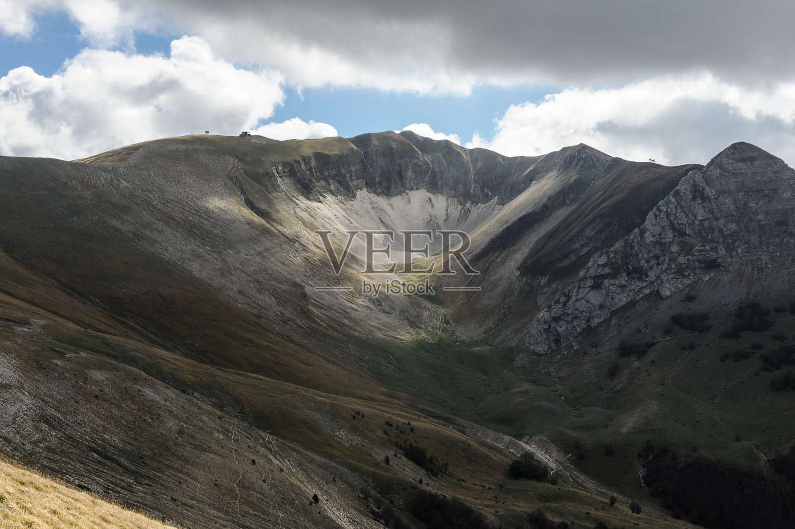 在秋天的山景之上照片摄影图片