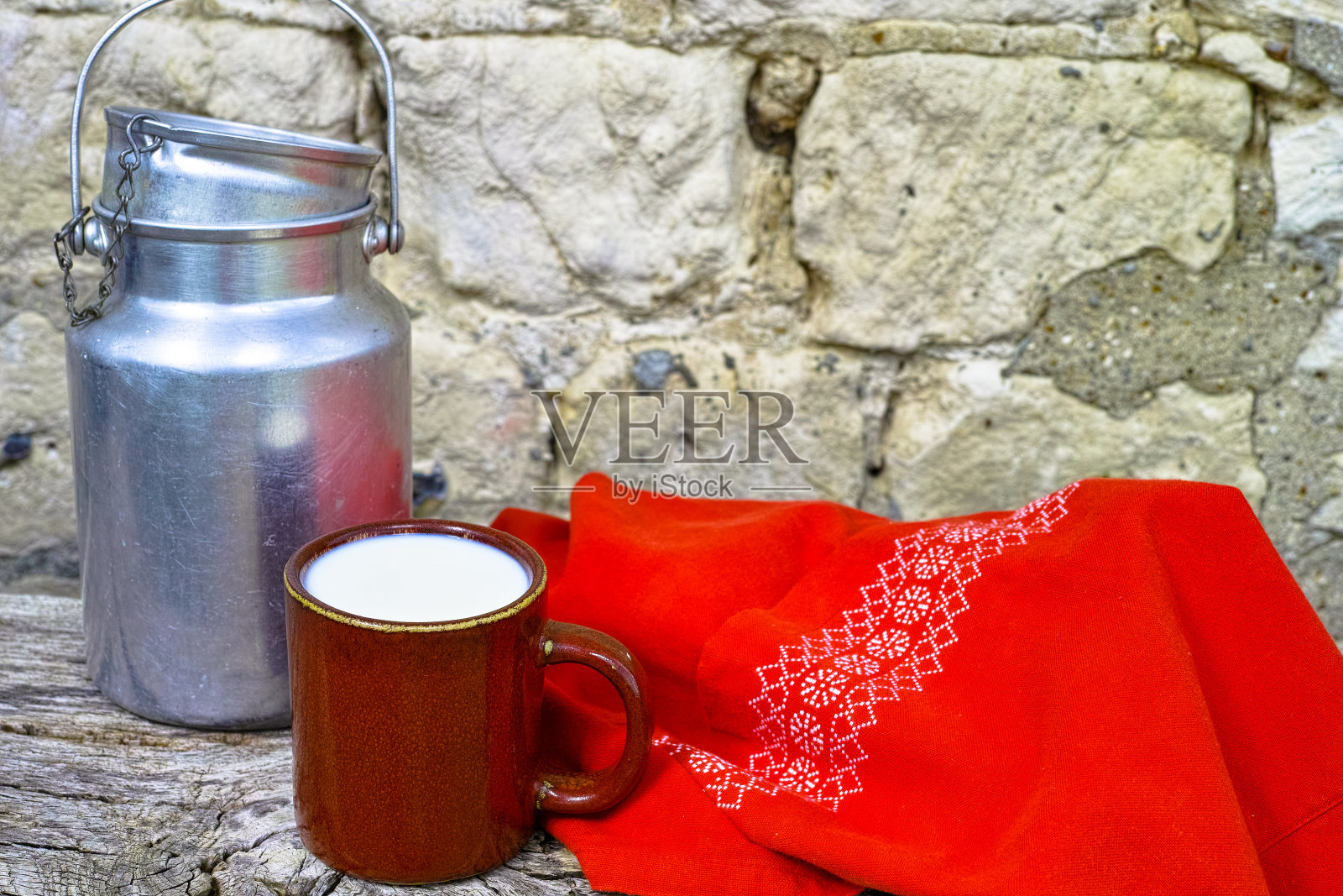 新鲜的有机农场牛奶在石头和木制背景照片摄影图片